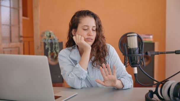 Mujer Joven Aburrida Cansada Escritorio Durante Conversación Video Conferencia Tratando — Vídeos de Stock