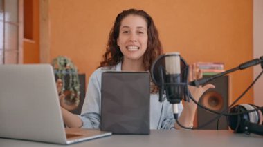 Vlogger ya da içerik yaratıcısı kendi stüdyosunda bir boks videosu çekiyor. Genç kadın nüfuzlu biri elinde bir kutu tutuyor ve kamerayla konuşuyor. Açıklıyor ve gülümsüyor. İçerideki aleti görmek için sabırsızlanıyorum.