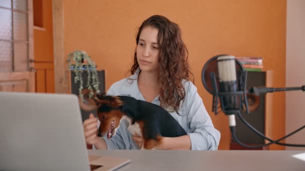 Kobieta Trzyma Swojego Słodkiego Psa Nagrywania Lub Rozmowy Komputerem Wideo — Wideo stockowe