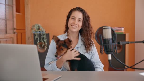 Webcam Atau Kamera Pandangan Wanita Mendengarkan Percakapan Sambil Memegang Anjing — Stok Video