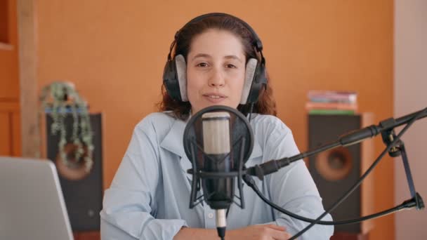 Videoconferencia Podcast Show Host Presentador Habla Con Cámara Estudio Mujer — Vídeos de Stock