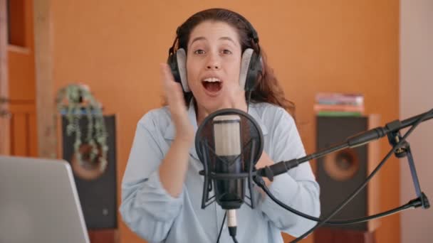 Mujer Con Auriculares Micrófono Profesional Habla Responde Cámara Joven Anfitriona — Vídeos de Stock