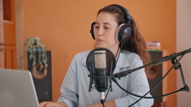 Mujer Podcast Vlog Host Habla Con Webcam Ordenador Explica Responde — Vídeo de stock