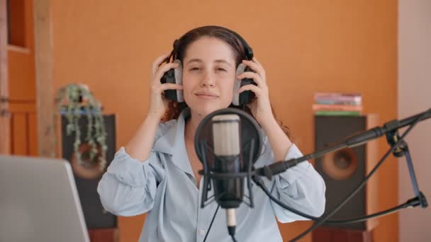 Las Mujeres Podcast Presentadoras Video Ponen Quitan Los Auriculares Estudio — Vídeos de Stock