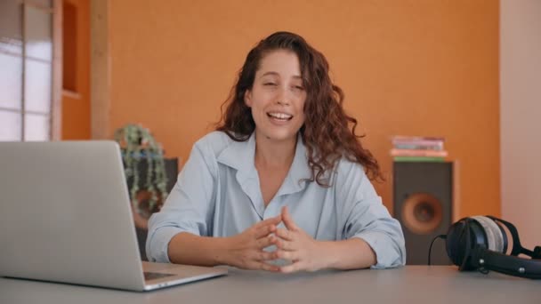 Vrouw Gesprek Met Camera Zittend Aan Haar Bureau Tijdens Videoconferentie — Stockvideo