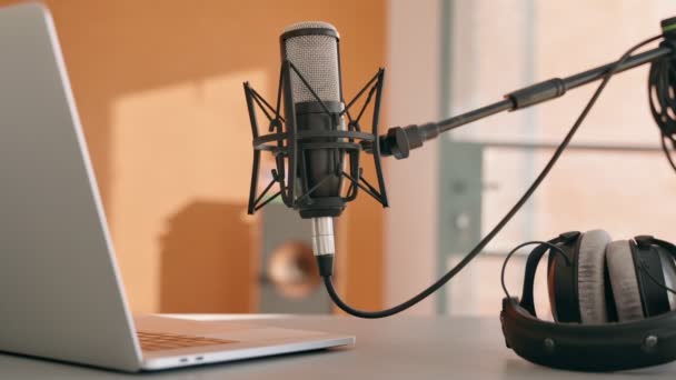 Domácí Nahrávací Studio Zařízení Počítači Sluchátka Mikrofon Stole Profesionální Vybavení — Stock video