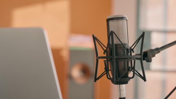 Profesyonel Kayıt Mikrofonuna Dizüstü Bilgisayarın Yanına Yaklaş Podcast Video Içeriği — Stok video