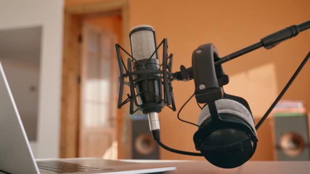Profesyonel Ses Kaydı Için Dizüstü Bilgisayarı Ses Donanımı Olan Masası — Stok video