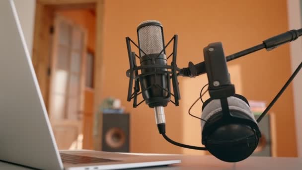 Telecamera Movimento Verso Microfono Professionale Nella Configurazione Home Recording Studio — Video Stock