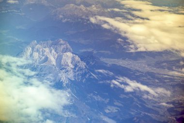 Dağ imparatoru, Alpler 'in Kayzer Dağları' ndaki Avusturya Tyrol Dağları 'nda bir uçaktan gökyüzünden çekilmiş arka planda vahşi imparatoru görüyorsunuz.