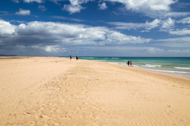 Kanarya Adaları 'ndaki Fuerteventura' nın doğu kıyısındaki Risco del Paso 'nun güzel, geniş kumlu plajı ve gölü. Turist ve kuzey manzaralı.