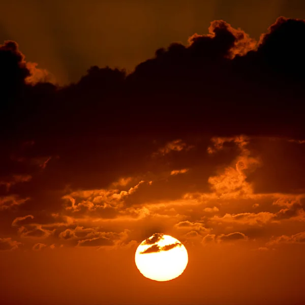 Прекрасне Оранжеве Небо Вранці Блискучим Схід Сонця Освітленими Хмарами Квадратним — стокове фото