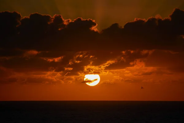 Plné Krásné Kulaté Slunce Vychází Brzy Ráno Nad Atlantik Maluje — Stock fotografie