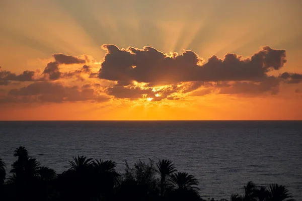 Krásné Slunce Mraky Brilantně Zvedá Nad Atlantický Oceán Brzy Ráno — Stock fotografie