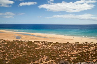Atlantik Okyanusu 'ndaki Fuerteventura Kanarya Adası' ndaki Risco del Paso adlı geniş ve güzel havanın manzarasına bakın.