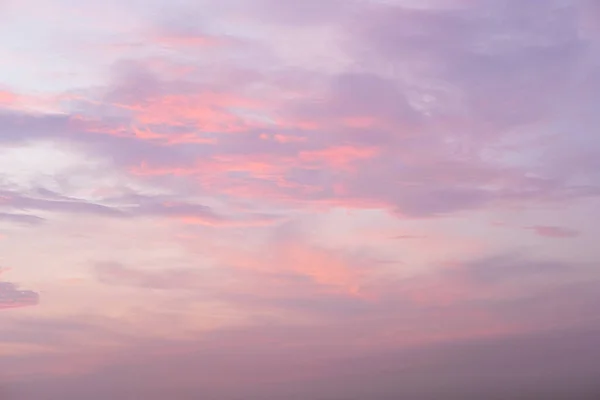 Schöne Atmosphärische Rosa Himmel Wolken Bei Sonnenuntergang Abstrakter Natürlicher Hintergrund — Stockfoto