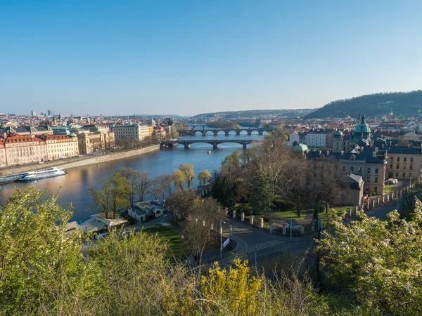 Vista aérea escénica de la arquitectura de la Ciudad Vieja de Praga y el puente de Carlos sobre el río Moldava visto desde el parque de la colina de Letna, día soleado de primavera, cielo azul, República Checa —  Fotos de Stock