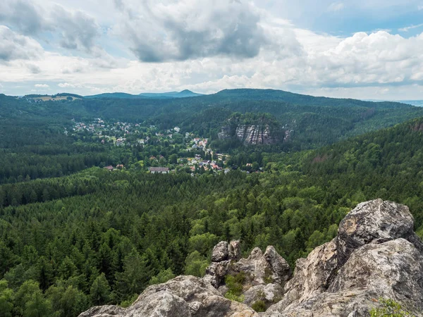 Vista dal punto di vista della roccia arenaria Monchskanzeland sulla foresta di abeti rossi, villaggio Oybin e Zittauer Gebirge montagne parco naturale, paesaggio estivo, Germania — Foto Stock