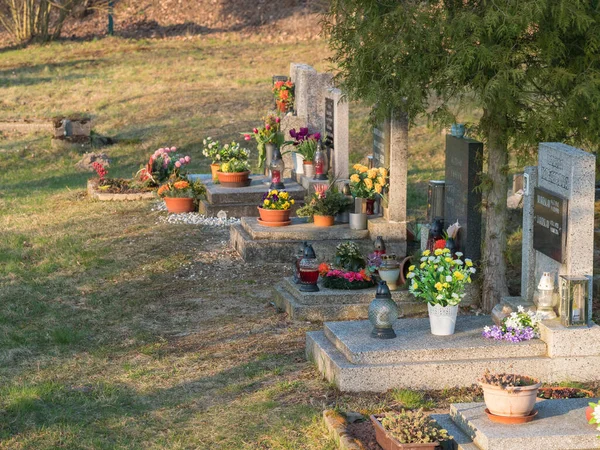 Hermanice - Podjestedi, Çek Cumhuriyeti, 4 Nisan 2021: Çiçekler ve fenerlerle süslenmiş Lusatian Dağları 'ndaki küçük bir köyde taştan mezarlıklar — Stok fotoğraf