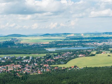 Polonya 'nın Zittauer Gebirge Dağları' ndaki Zittau kasabası manzaralı Oybin yakınlarındaki Topfer kumtaşından manzaraya bakın. Yaz güneşli bir gün, mavi gökyüzü, beyaz bulutlar.