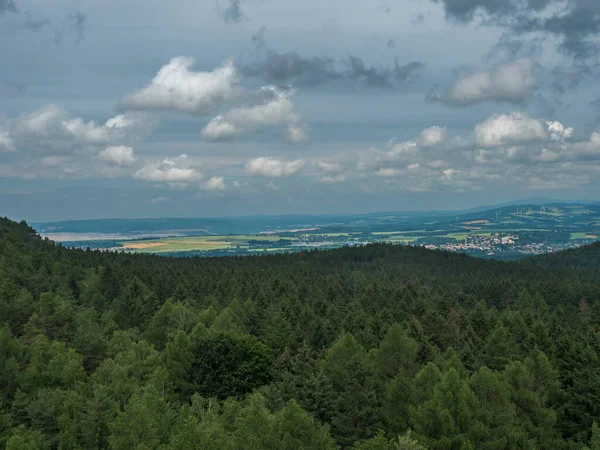 Vista desde el mirador de piedra arenisca Monchskanzeland en el bosque de abetos, pueblo Oybin y Zittauer Gebirge montañas parque natural, paisaje de verano, Alemania —  Fotos de Stock