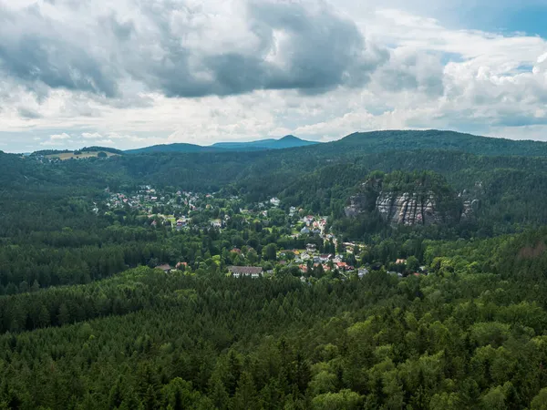 Vista dal punto di vista della roccia arenaria Monchskanzeland sulla foresta di abeti rossi, villaggio Oybin e Zittauer Gebirge montagne parco naturale, paesaggio estivo, Germania — Foto Stock