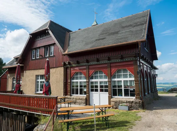 Antiguo edificio rústico de Topferbaude mirador restaurante y cabaña al lado de la colina Topfer cerca de la ciudad de Oybin en Zittauer Gebirge montañas parque natural en Sajonia, Alemania. Día soleado de verano — Foto de Stock