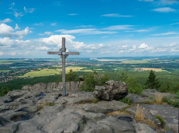 Tempelwand zandsteen uitkijkpunt met houten kruis naast heuvel Topfer in de buurt van Oybin met uitzicht op Zittau stad en Polen Duitse grenzen in Zittauer Gebirge bergen, Saksen, Duitsland. Zomer zonnige dag — Stockfoto