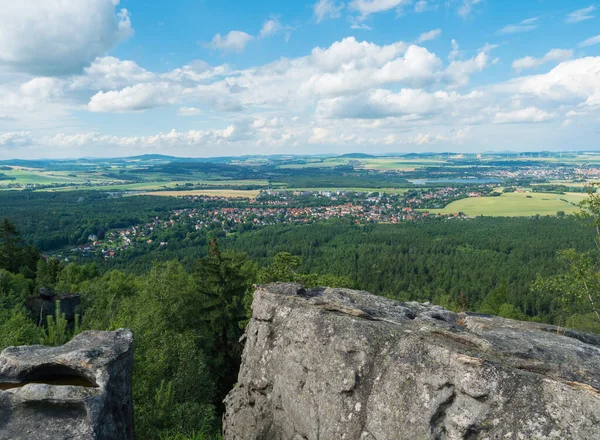 Utsikt från kullen Topfer sandsten utsiktsplats nära Oybin med utsikt över staden Zittau vid Polen tyska gränsen i Zittauer Gebirge berg, Sachsen, Tyskland. Sommar solig dag, blå himmel, vita moln — Stockfoto