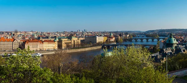 Prag Eski Şehir mimarisinin çatısı ve Vltava Nehri üzerindeki Charles Köprüsü 'nün geniş panoramik manzarası Letna Hill Parkı' ndan, ilkbahar güneşli günü, mavi gökyüzü, Çek Cumhuriyeti — Stok fotoğraf