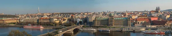 Amplia vista aérea panorámica de Praga Ciudad Vieja y Nueva arquitectura azotea y puente de Manes sobre el río Moldava visto desde el parque de la colina de Letna, día soleado de primavera, cielo azul, República Checa —  Fotos de Stock