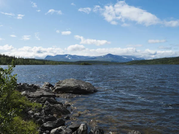 Blick über den See Stuor Dahta in Lappland. Schweden Lappland Natur. Berge, Birken, Fichtenwald, Felsbrocken und Gras. Himmel, Wolken und klares Wasser. — Stockfoto