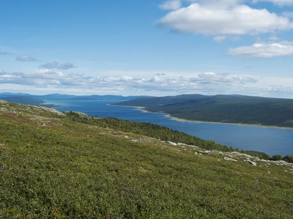 Vista sobre el lago Tjaktjajaure, valle de Kungsleden sendero de senderismo en el parque nacional Sarek, Suecia Laponia. Paisaje salvaje nórdico con montañas, colinas, rocas y abedules. Día soleado de verano, cielo azul — Foto de Stock