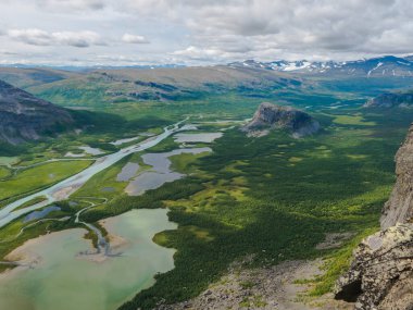 Sarek Ulusal Parkı 'ndaki buzul Rapadalen Nehri delta vadisinde bulunan Skierffe kaya zirvesinden havadan manzara. İsveç Yaz Günü manzarası
