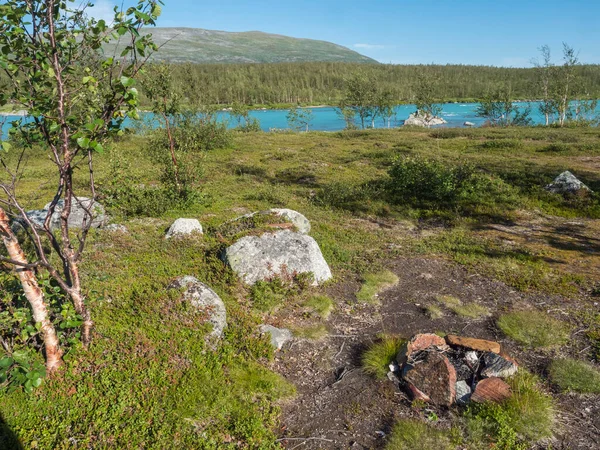 Bel emplacement de camping dans le paysage nord de la Laponie suédoise avec rivière Vuojatadno bleu turquoise, forêt de bouleaux et montagnes verdoyantes au sentier de randonnée Padjelantaleden. Journée ensoleillée d'été, ciel bleu — Photo