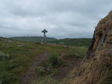 Virihaure Gölü 'ndeki Staloluokta sami köyünde geleneksel saami usulü çan ve kilise. Padjelantaleden yürüyüş parkurunda yaz havası ve sisli bir gün. İsveç Laponya