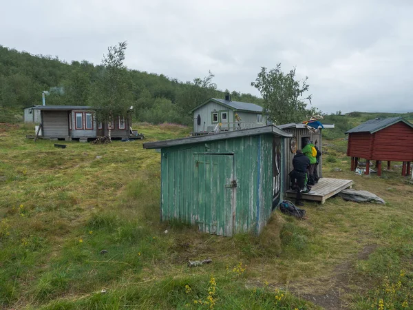 Staloluokta, Norrbotten, Zweden, Agust 11, 2021: Kleine winkel, Parfas kiosk bij sami dorp Staloluokta bij Virihaure meer met huizen en huisje, zomer mistige dag. Padjelantaleden wandelpad. Lapland — Stockfoto