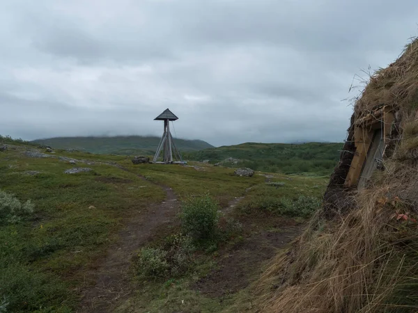 Virihaure Gölü 'ndeki Staloluokta sami köyünde geleneksel saami usulü çan ve kilise. Padjelantaleden yürüyüş parkurunda yaz havası ve sisli bir gün. İsveç Laponya
