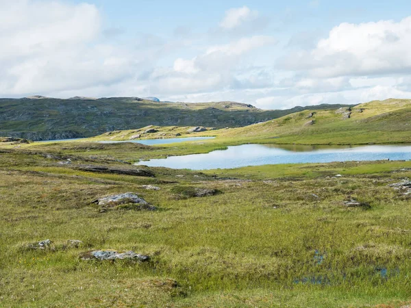 Beatiful paisagem artística do norte, tundra na Lapônia Sueca com azul Duottar lago, colinas verdes e montanhas em Padjelantaleden trilha caminhadas. Dia de verão, céu azul, nuvens brancas — Fotografia de Stock