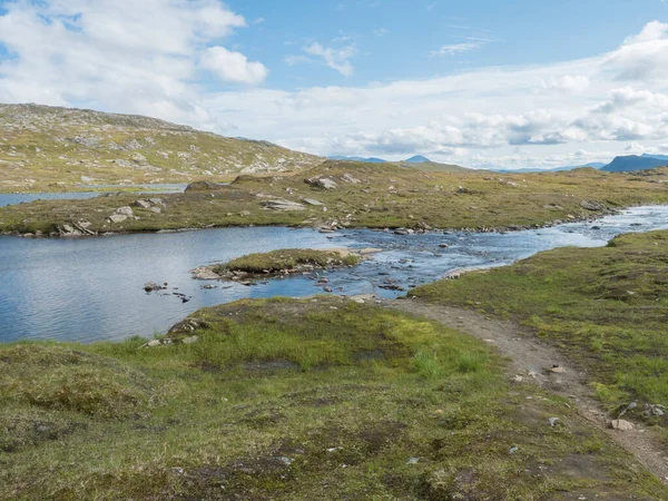아름다운 북부 풍경, 스웨덴 라플란드의 툰드라 지대, 푸른 아틱 호수, 파드 젤란 탈레 덴 하이킹 코스의 녹색 언덕 과 산들이 있다. 여름날푸른 하늘흰 구름 — 스톡 사진