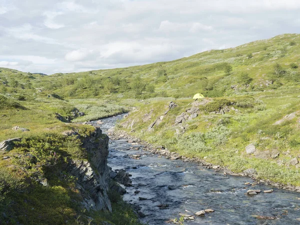 Paisagem do norte, tundra na Lapônia Sueca com tenda de acampamento amarelo solitário, rio artístico azul, colinas verdes e montanhas na trilha de caminhadas Padjelantaleden. Dia de verão — Fotografia de Stock