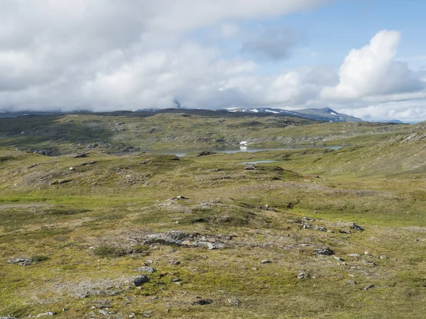Beatiful északi művészi táj, tundrán svéd Lappföld kék Duottar tó, zöld dombok és hegyek Padjelantaleden túraútvonal. Nyári nap, kék ég, fehér felhők — Stock Fotó