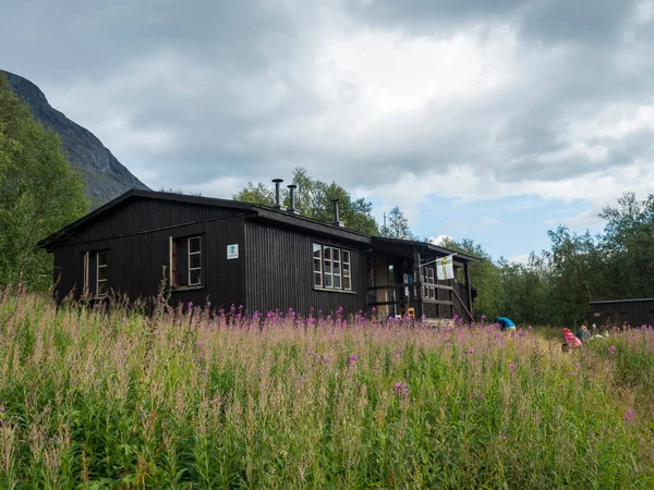 Padjelanta, Norrbotten, Sweden, Agust 15, 2021：View of STF Tarrekaise Mountain cabin on a flowering meadow on the banks of Tarra River, at Padjelantaleden hiking trail.拉普兰夏季风景 — 图库照片