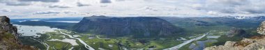 Skierffe kaya zirvesinden, Sarek Ulusal Parkı 'ndaki buzul Rapadalen nehri delta vadisinden geniş panoramik manzara. Yaz manzarası İsveç Laponya