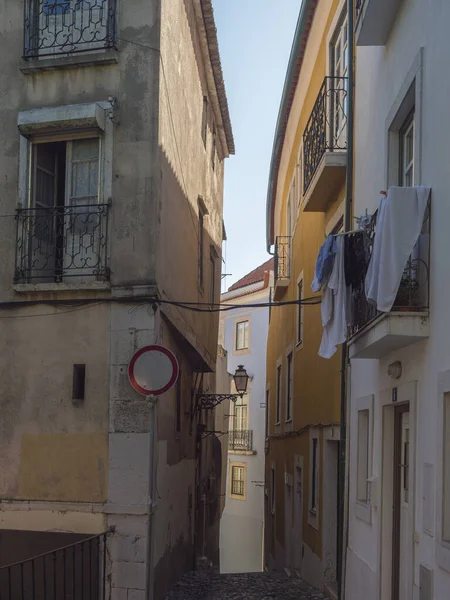 View Narrow Lisbon Street Stairs Medieval Quarter Alfama Santa Maria — Foto de Stock