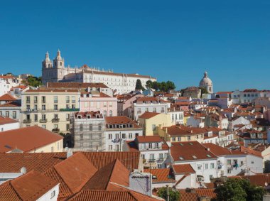 Lizbon 'un gökyüzü manzarası, Portekiz' deki çatılar ve tejo nehri Alfama eski kasaba bölgesinde Miradouro das Portas do Sol adı verilen bir bakış açısıyla görülüyor..