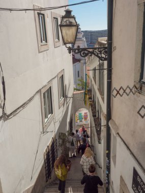Lizbon, Portekiz, 24 Ekim 2021: Orta Çağ eski Alfama kasabasında merdivenleri olan dik, dar Lizbon Caddesi manzarası.