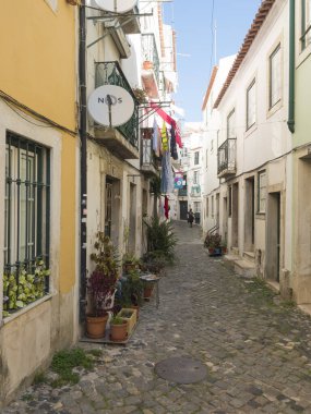 Lizbon, Portekiz, 24 Ekim 2021: Ortaçağ Alfama, Lizbon 'daki dik ve dar Lizbon caddelerinin manzarası.