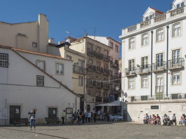 Lizbon, Portekiz, 24 Ekim 2021: Lizbon 'da ortaçağ Alfama' sında Largo Jose Saramago Meydanı, güneşli bir gün, mavi gökyüzü
