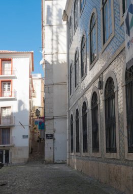 Lizbon, Portekiz, 24 Ekim 2021: Largo das Alcacarias Meydanı Ortaçağ Alfama, Lizbon, güneşli gün, mavi gökyüzü